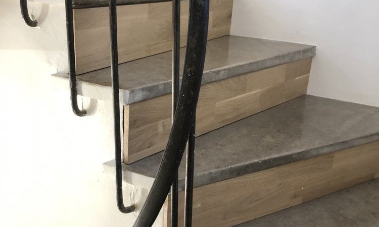 réalisations de porte, de contre marche, de nez de cloison et d'une bibliothèque en chêne massif vernis à ales 