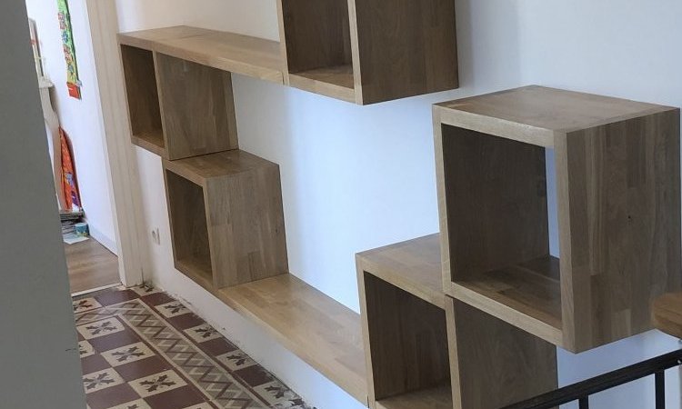 réalisations de porte, de contre marche, de nez de cloison et d'une bibliothèque en chêne massif vernis à ales 