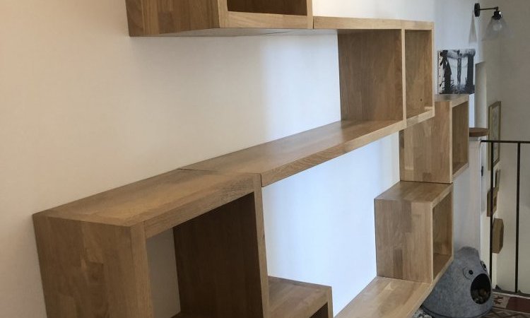 réalisations de porte, de contre marche, de nez de cloison et d'une bibliothèque en chêne massif vernis à ales 