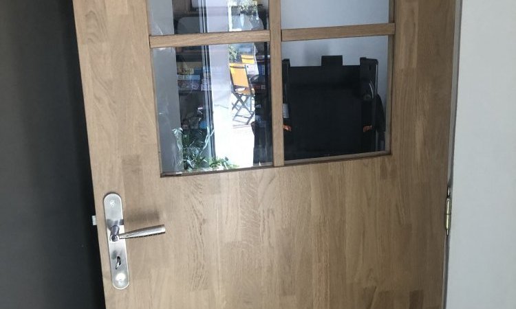 réalisations de porte, de contre marche, de nez de cloison et d'une bibliothèque en chêne massif vernis à ales 